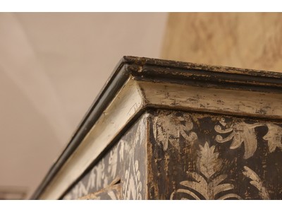 Stipo con decorazioni