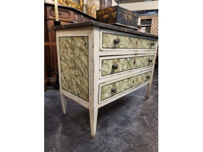 Cassettone con decorazioni
