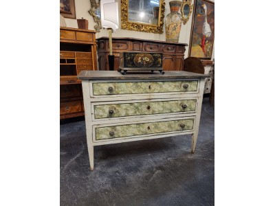Cassettone con decorazioni