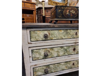 Cassettone con decorazioni