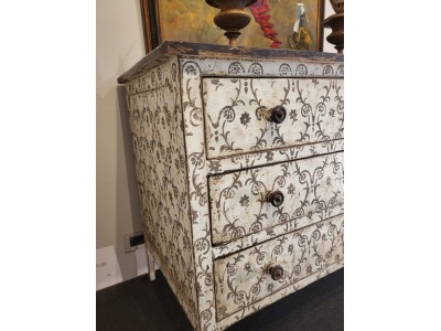 Cassettone decorazioni floreali