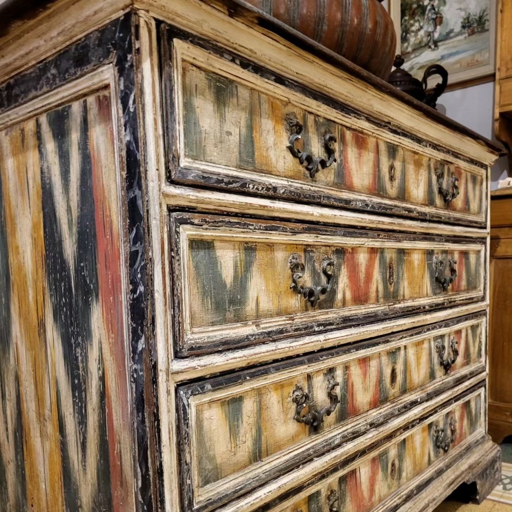 Cassettone decorato a finto tessuto